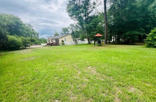 Pine Forest House | Tree Farm Stay Fire Pit & Grill WOW-King Suite