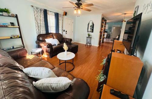 Pine Forest House | Tree Farm Stay Fire Pit & Grill WOW-King Suite