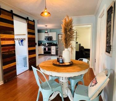 Pine Forest House | Tree Farm Stay Fire Pit & Grill WOW-King Suite