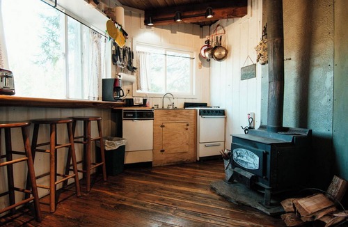 White Salmon Cabin | Tree House Tranquil-A-Tree Romantic Escape