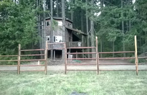White Salmon Cabin | Tree House Tranquil-A-Tree Romantic Escape