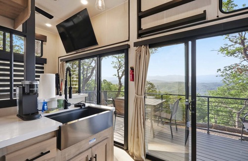 Tallassee House | Tree House views of the Smoky Mountains Family