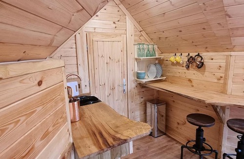 Llanelltyd Apartment | Tree Top Cabin with Private Hot Tub