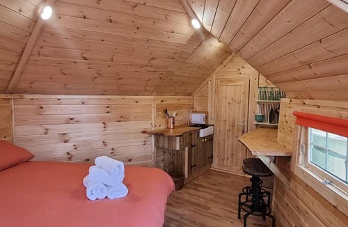 Llanelltyd Apartment | Tree Top Cabin with Private Hot Tub