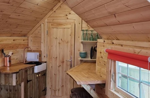 Llanelltyd Apartment | Tree Top Cabin with Private Hot Tub