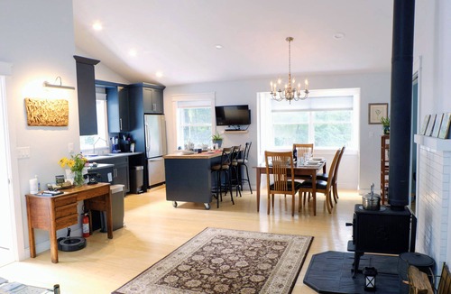 Glenford Apartment | Tree Top HideAway - Rural Apartment