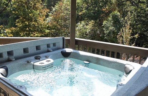 Logan Cabin | Tree Top - Hosted by The Chalets