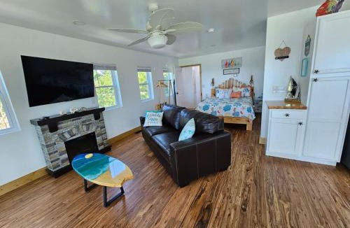Madison-on-the-Lake Apartment | Tree-Top Lake-Front Cottage