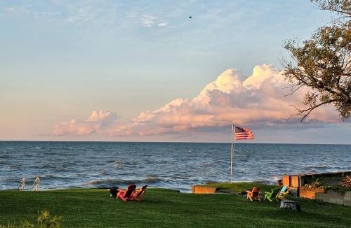 Madison-on-the-Lake Apartment | Tree-Top Lake-Front Cottage