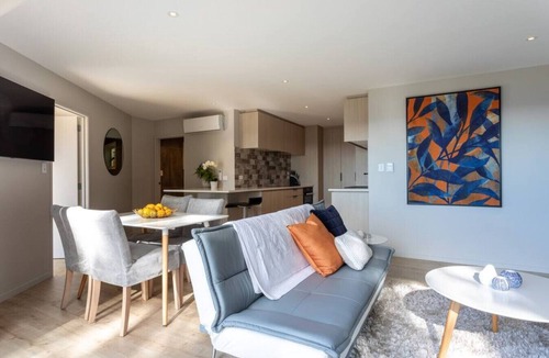 Waiatarua Cottage | Tree-top luxury in the Waitakere Ranges