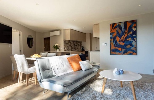 Waiatarua Cottage | Tree-top luxury in the Waitakere Ranges