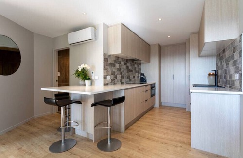 Waiatarua Cottage | Tree-top luxury in the Waitakere Ranges