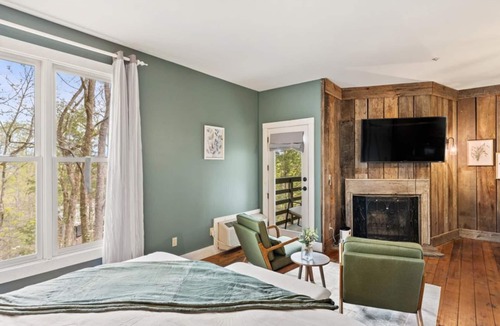 Townsend Hotel | Tree-View Studio | Walk-In Shower | Balcony