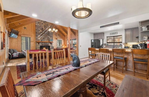 Kingswood Estates House | Treehaus - by Hiking, Hot Tub