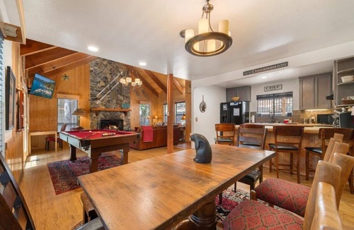 Kingswood Estates House | Treehaus - by Hiking, Hot Tub