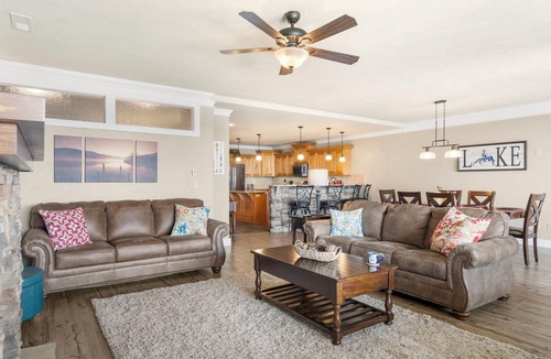 Indian Point Condo | Treehouse 1402 Luxury Condo with Stunning Lake Views & Complimentary Branson Tickets