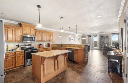 Indian Point Condo | Treehouse 1402 Luxury Condo with Stunning Lake Views & Complimentary Branson Tickets