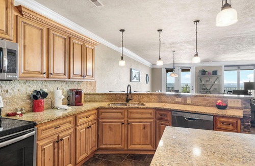 Indian Point Condo | Treehouse 1402 Luxury Condo with Stunning Lake Views & Complimentary Branson Tickets