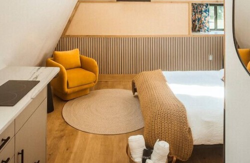 Sodus Cabin | Treehouse 2 Honeymoon Treehouse Escape & Spa w private hot tub