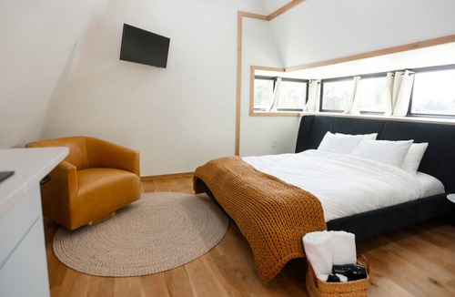 Sodus Cabin | Treehouse 3 Honeymoon Treehouse & Spa with Private Hot Tub