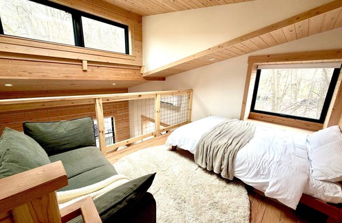 Ottawa Resort | Treehouse 4 - Treehouses at Starved Rock