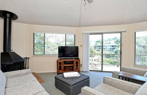 Lakeway House | Treehouse Bungalow with Community PoolHot Tub 16