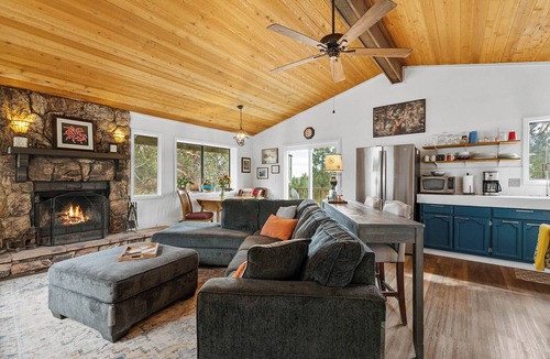 Big Bear House | Treehouse Getaway with Hot Tub & Beautiful Mountain Views