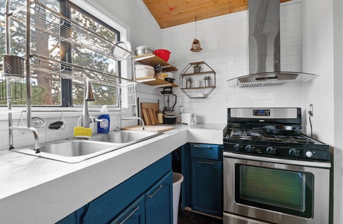 Big Bear House | Treehouse Getaway with Hot Tub & Beautiful Mountain Views