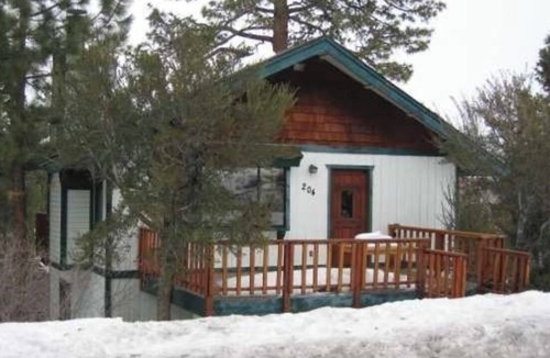 Big Bear House | Treehouse Getaway with Hot Tub & Beautiful Mountain Views