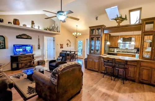 Davis House | Treehouse Hideaway - Your Home Away from Home