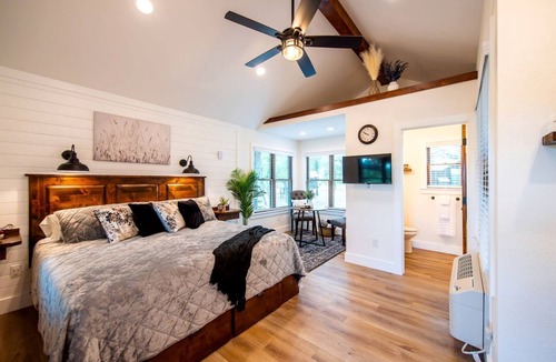 Elm Mott Cabin | Treehouse in Waco, Texas for Romantic Glamping Escapes
