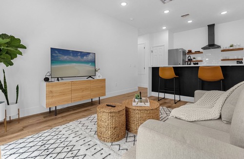 Lake Davis - Greenwood Apartment | Treehouse Lake Davis - 1BR Private Modern Home with Balcony Downtown