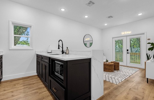 Lake Davis - Greenwood Apartment | Treehouse Lake Davis - 1BR Private Modern Home with Balcony Downtown