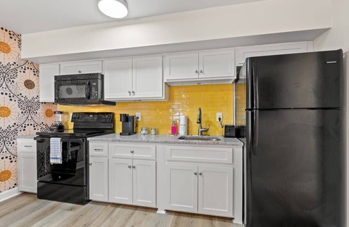 Windy Hill Apartment | TreeHouse Lodge, Walk to Beach, Pet-Friendly 304