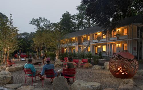 Woods Hole Hotel | Treehouse Lodge