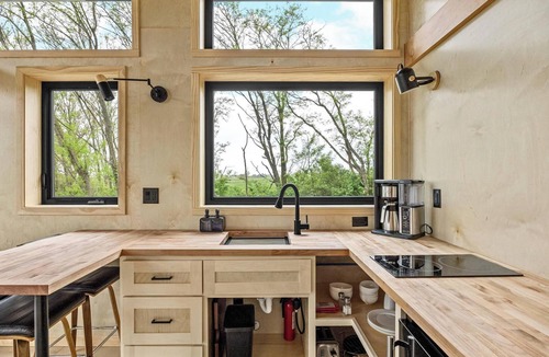 Oakdale Apartment | Treehouse on a large lavender farm + all amenities!