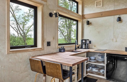 Oakdale Apartment | Treehouse on a large lavender farm + all amenities!