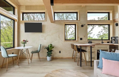 Oakdale Apartment | Treehouse on a large lavender farm + all amenities!