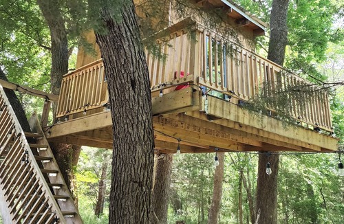 Sherman Cabin | Treehouse on the Creek in Sherman TX. W/Heat & A/C. A Country getaway !