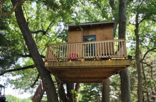Sherman Cabin | Treehouse on the Creek in Sherman TX. W/Heat & A/C. A Country getaway !