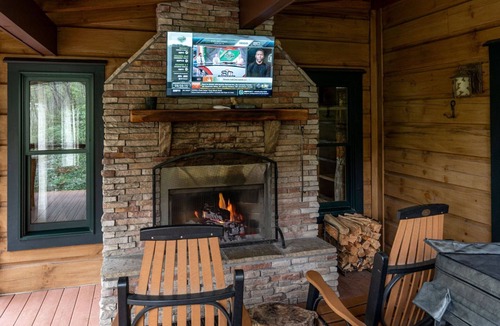 Topton Cabin | Treehouse- Pet Friendly, Luxury Log Cabin Rental on Creek, Fly-fishing, Hot Tub, Rafting-Nantahala NC