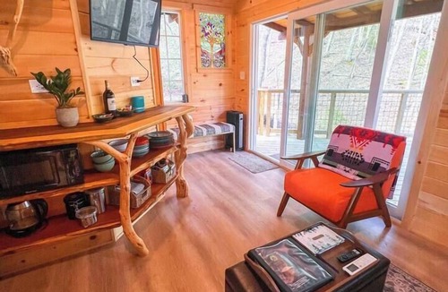 Copperhill Cabin | Treehouse Resort ~Dog Friendly~18-hole disc golf