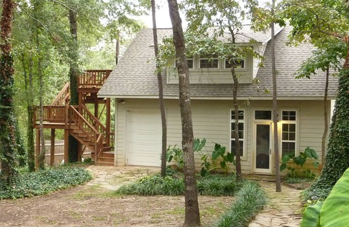Pittsburg Apartment | Treehouse: Romantic Hideaway on Private Lake