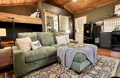 Imboden Cabin | Treehouse w/HOT TUB & Wi-Fi, secluded + River Access