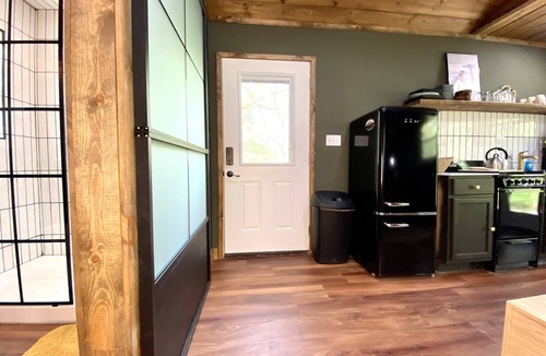 Imboden Cabin | Treehouse w/HOT TUB & Wi-Fi, secluded + River Access