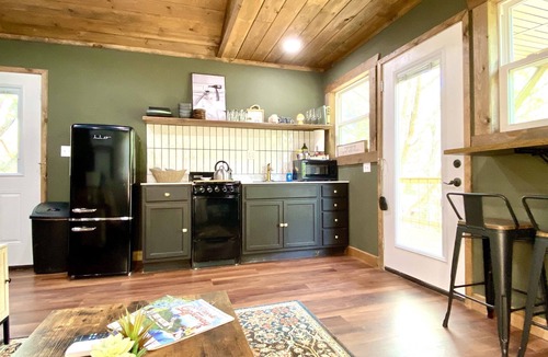 Imboden Cabin | Treehouse w/HOT TUB & Wi-Fi, secluded + River Access