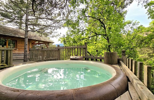 Serres Cabin | Treehouse with private Jacuzzi - Bois d'Arambe