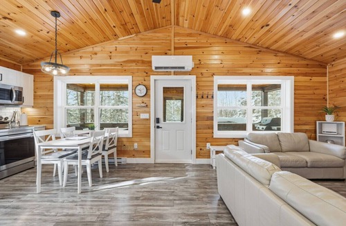 Smiths Corner House | Treeside Retreat with Hot tub