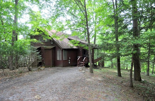The Woods Ski Chalet | Treetop Cabin - Pool Access - Fireplace - Grill - Screen Porch - Deck - Wifi - Golf Nearby