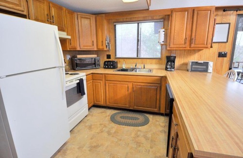The Woods Ski Chalet | Treetop Cabin - Pool Access - Fireplace - Grill - Screen Porch - Deck - Wifi - Golf Nearby